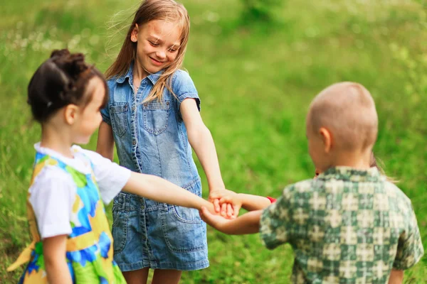 Kinder glücklich im Freien. — Stockfoto