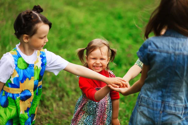 Niños felicidad al aire libre . —  Fotos de Stock