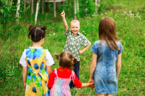 Crianças felicidade ao ar livre . — Fotografia de Stock