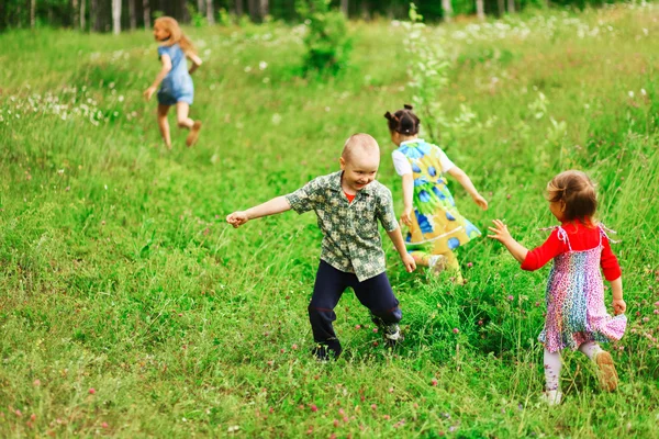 Niños felicidad al aire libre . —  Fotos de Stock