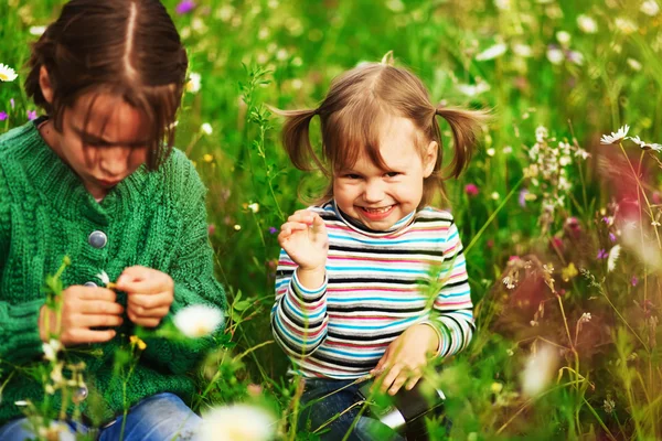 Barn lycka utomhus. — Stockfoto