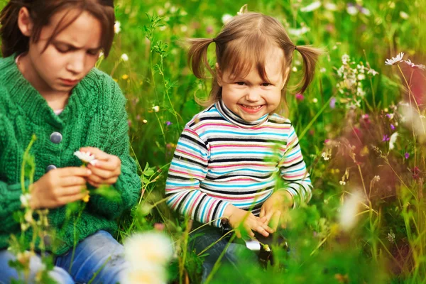 Kinder glücklich im Freien. — Stockfoto