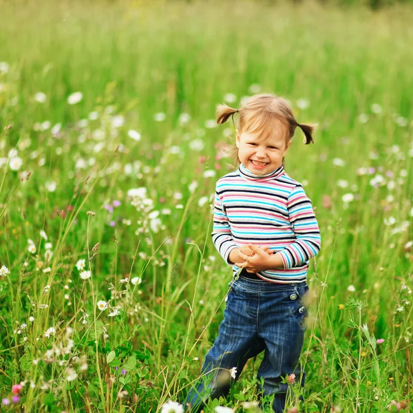 Liten flicka stående. — Stockfoto