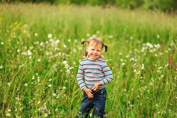 Liten flicka stående. — Stockfoto