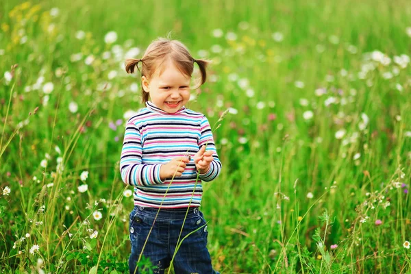 Liten flicka stående. — Stockfoto