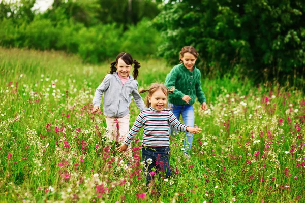 Kinder glücklich im Freien. — Stockfoto