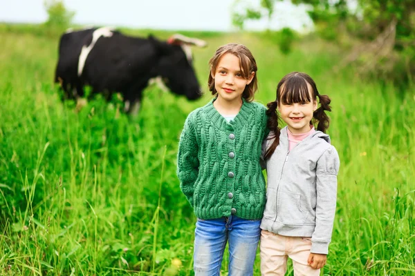 Kinderen geluk buitenshuis. — Stockfoto