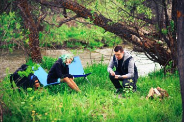 Çift mutlu açık havada.