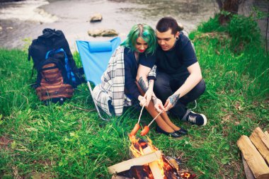 Çift mutlu açık havada.