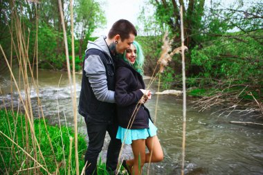 Çift mutlu açık havada.