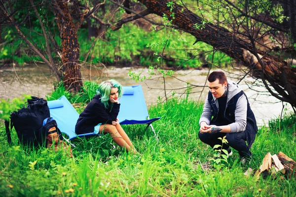 Couple heureux en plein air . — Photo