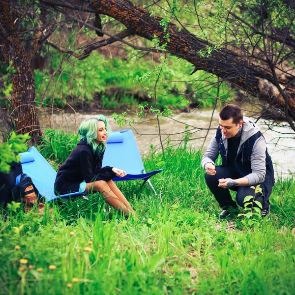 Çift mutlu açık havada.