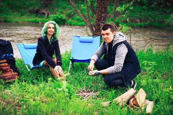 Çift mutlu açık havada.