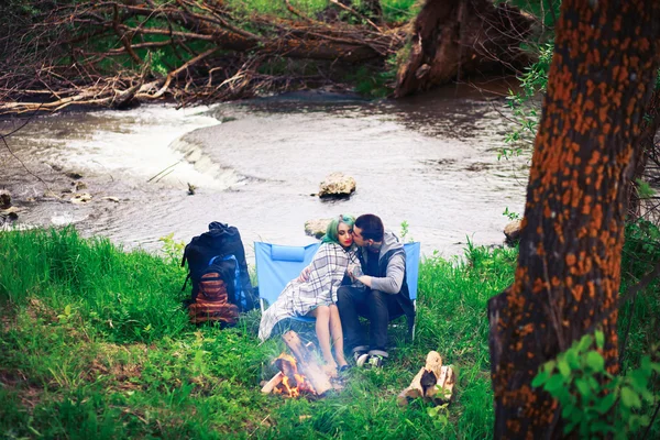 Casal feliz ao ar livre . — Fotografia de Stock