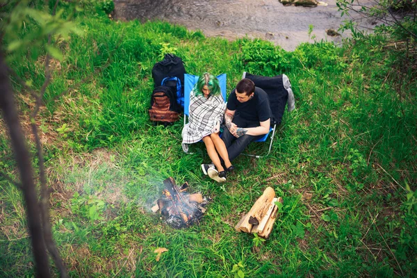 Couple heureux en plein air . — Photo