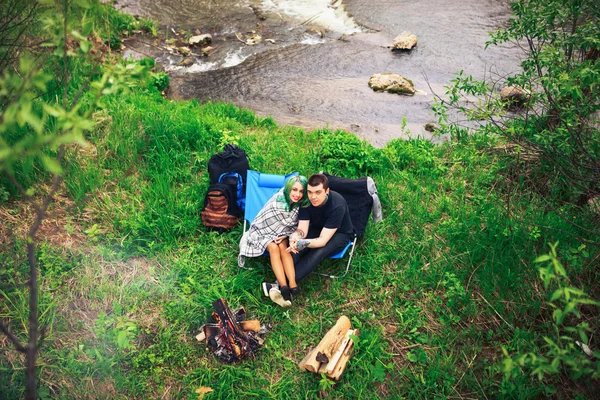 Casal feliz ao ar livre . — Fotografia de Stock