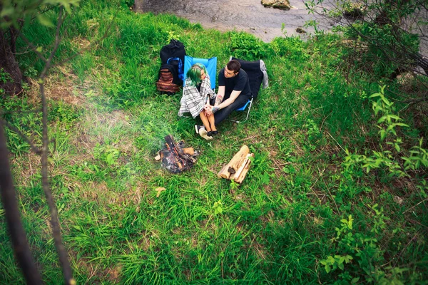 Casal feliz ao ar livre . — Fotografia de Stock