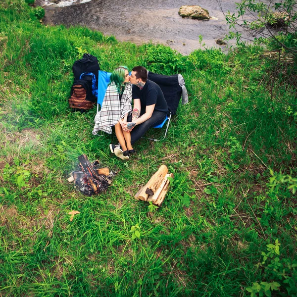 Çift mutlu açık havada.