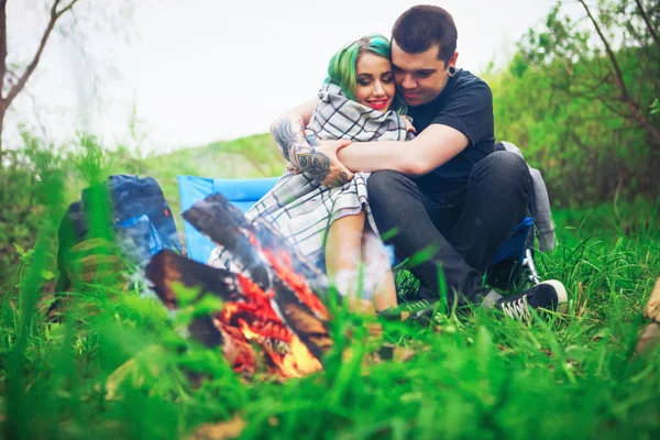 Paar glücklich im Freien. — Stockfoto