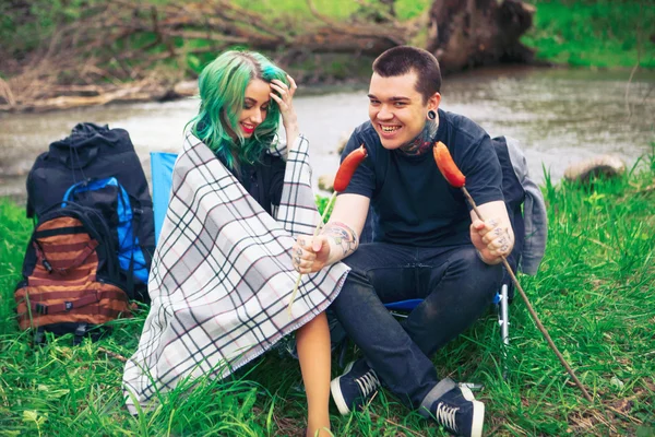 Casal feliz ao ar livre . — Fotografia de Stock