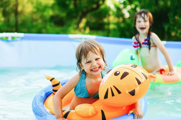 Niños en la piscina . —  Fotos de Stock