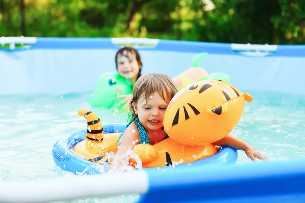 Niños en la piscina . —  Fotos de Stock