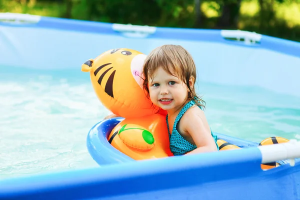 Niños en la piscina . — Foto de Stock