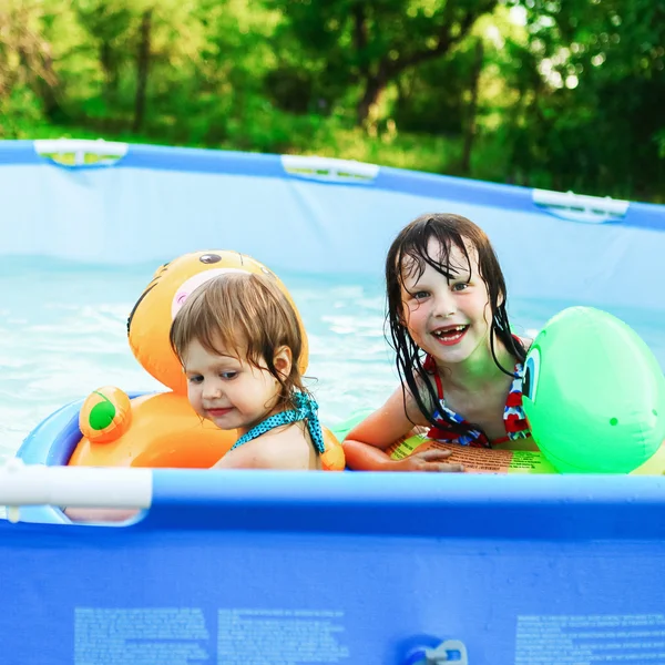 Niños en la piscina . — Foto de Stock