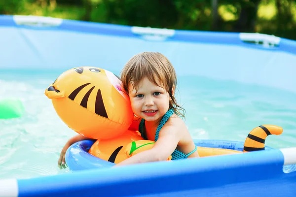 Niños en la piscina . —  Fotos de Stock