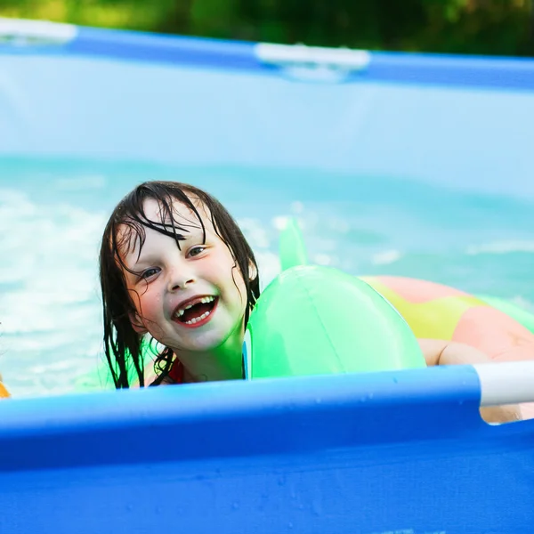 Niños en la piscina . — Foto de Stock