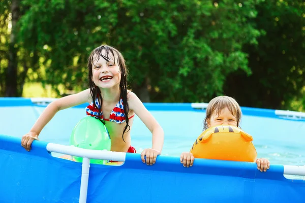 Niños en la piscina . — Foto de Stock