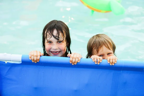 Niños en la piscina . — Foto de Stock