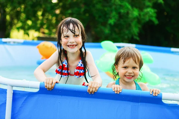 Niños en la piscina . —  Fotos de Stock