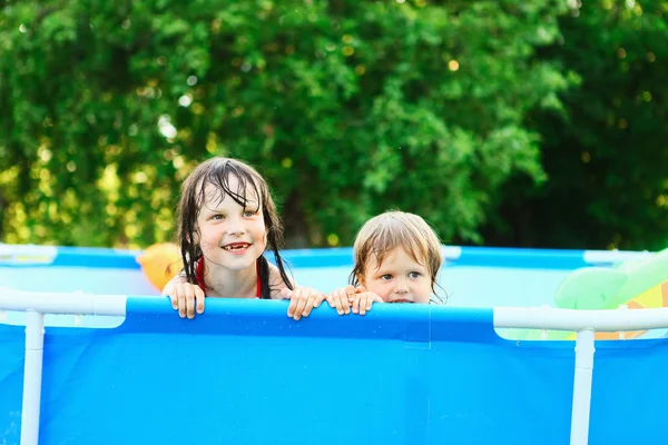 Niños en la piscina . —  Fotos de Stock