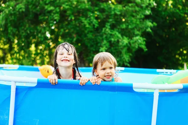 Niños en la piscina . — Foto de Stock