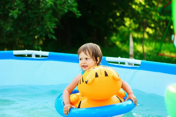 Niños en la piscina . —  Fotos de Stock