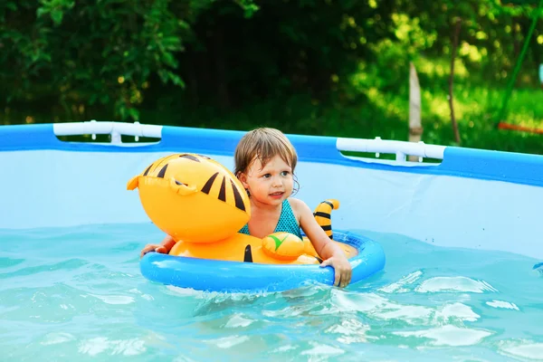 Niños en la piscina . — Foto de Stock