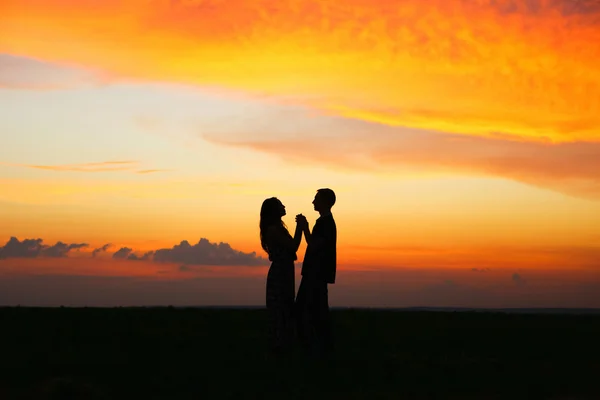 Silhouetten van mensen. — Stockfoto