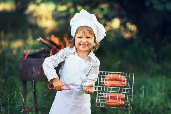 A criança cozinha . — Fotografia de Stock