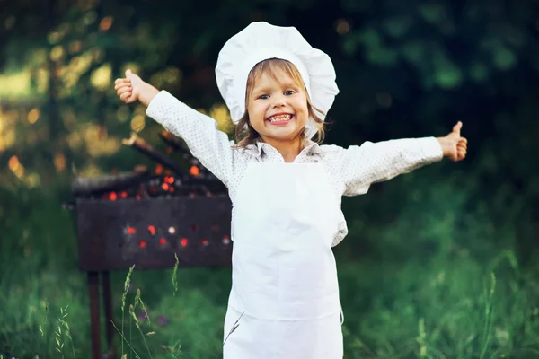 El niño cocina . — Foto de Stock