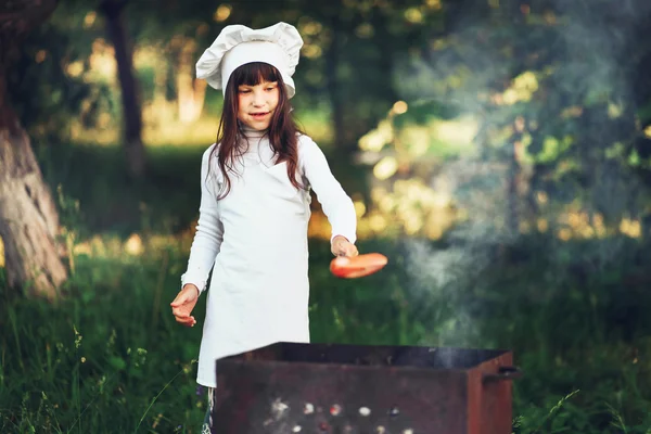 El niño cocina . — Foto de Stock