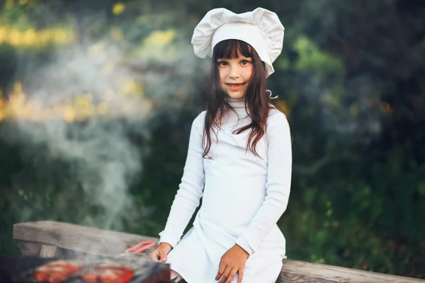 El niño cocina . — Foto de Stock