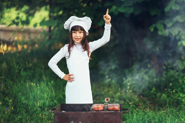 El niño cocina . —  Fotos de Stock