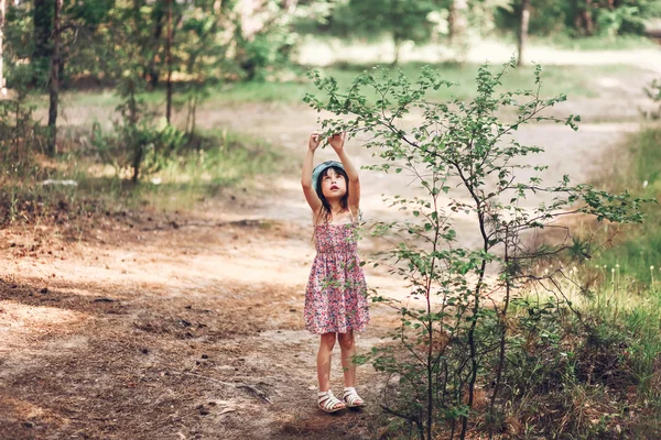 Ребенок в лесу . — стоковое фото