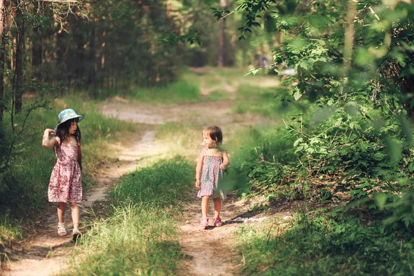 Enfant en forêt . — Photo