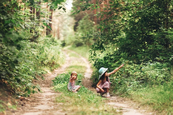 Kind im Wald. — Stockfoto