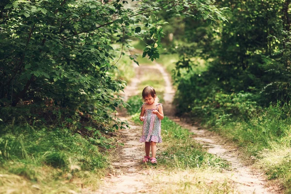 Niño en el bosque . —  Fotos de Stock