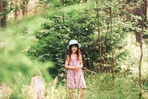 Ребенок в лесу . — стоковое фото