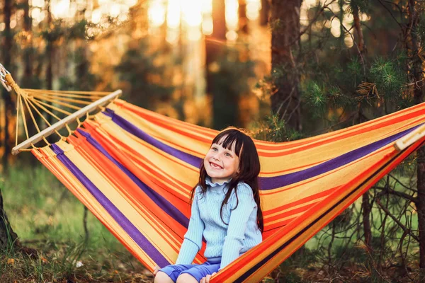 Enfant se reposant à l'extérieur . — Photo