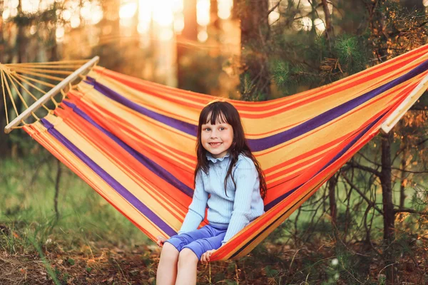 Enfant se reposant à l'extérieur . — Photo